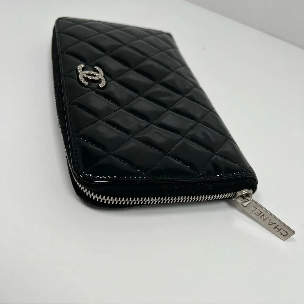 CHANEL quilted black