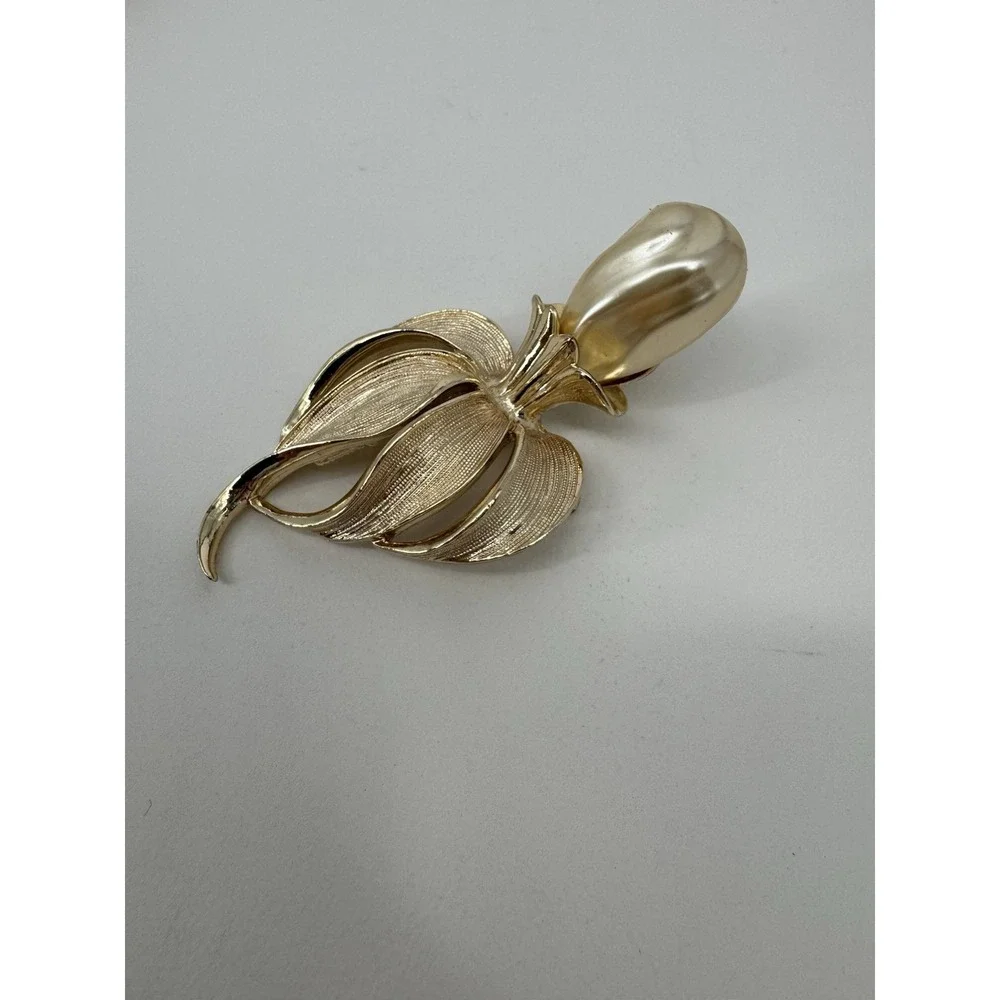 elegant sculptural