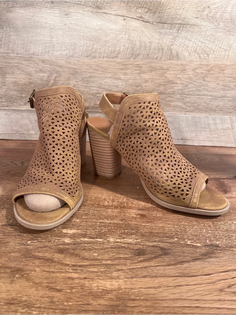 Universal Thread chic perforated
