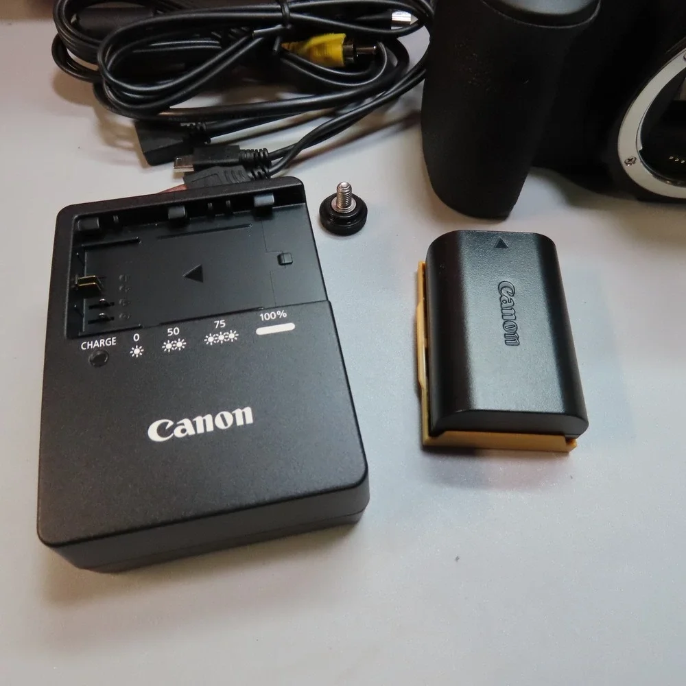 Canon EOS 60D 18.0MP Digital SLR‎ Camera Body 【MINT w/Leica Hard Case 】