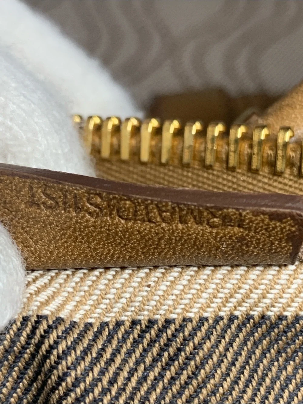 Burberry elegant tan