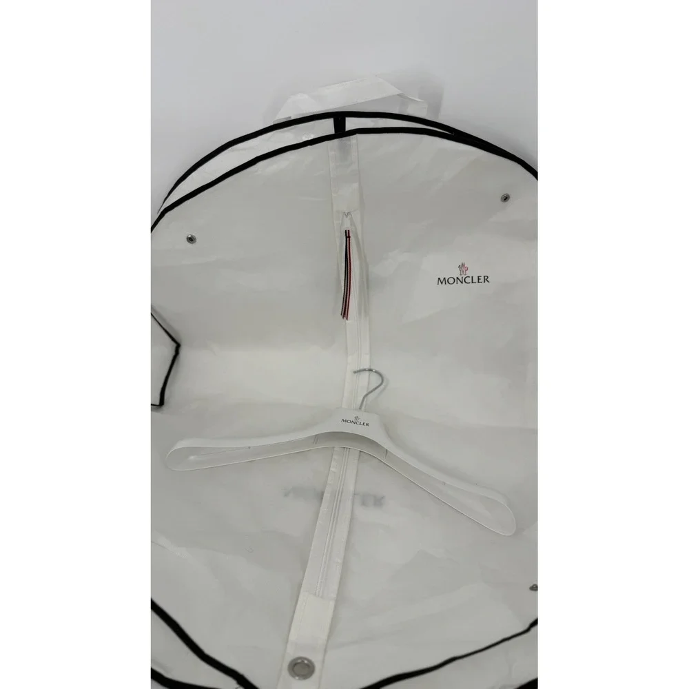 Moncler note there