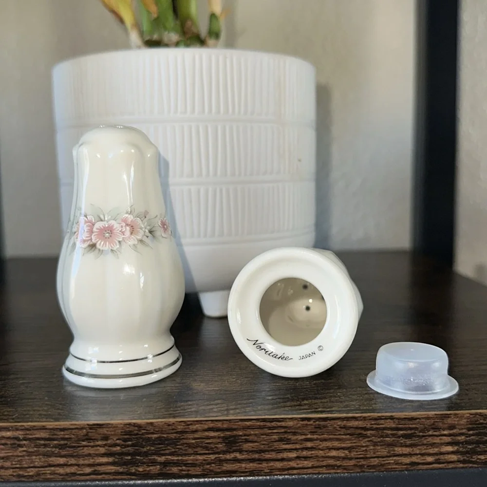 Noritake salt pepper