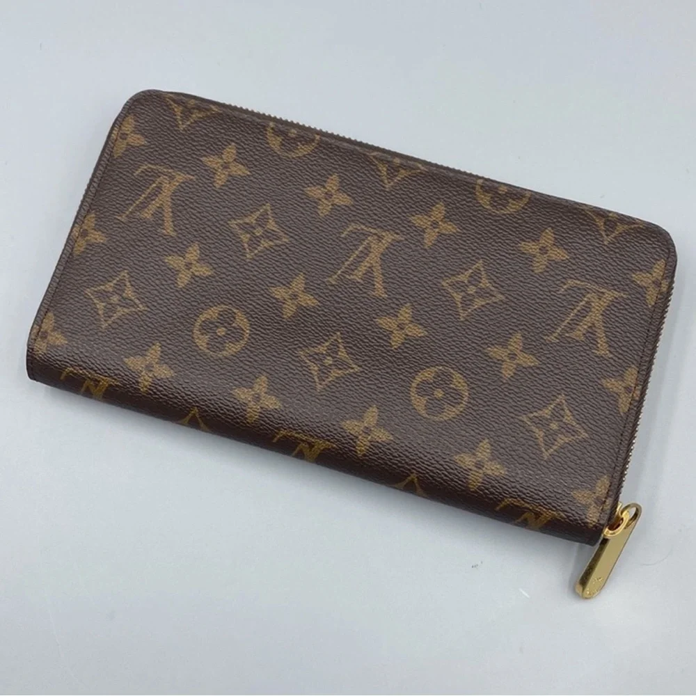 Louis Vuitton iconic zippy