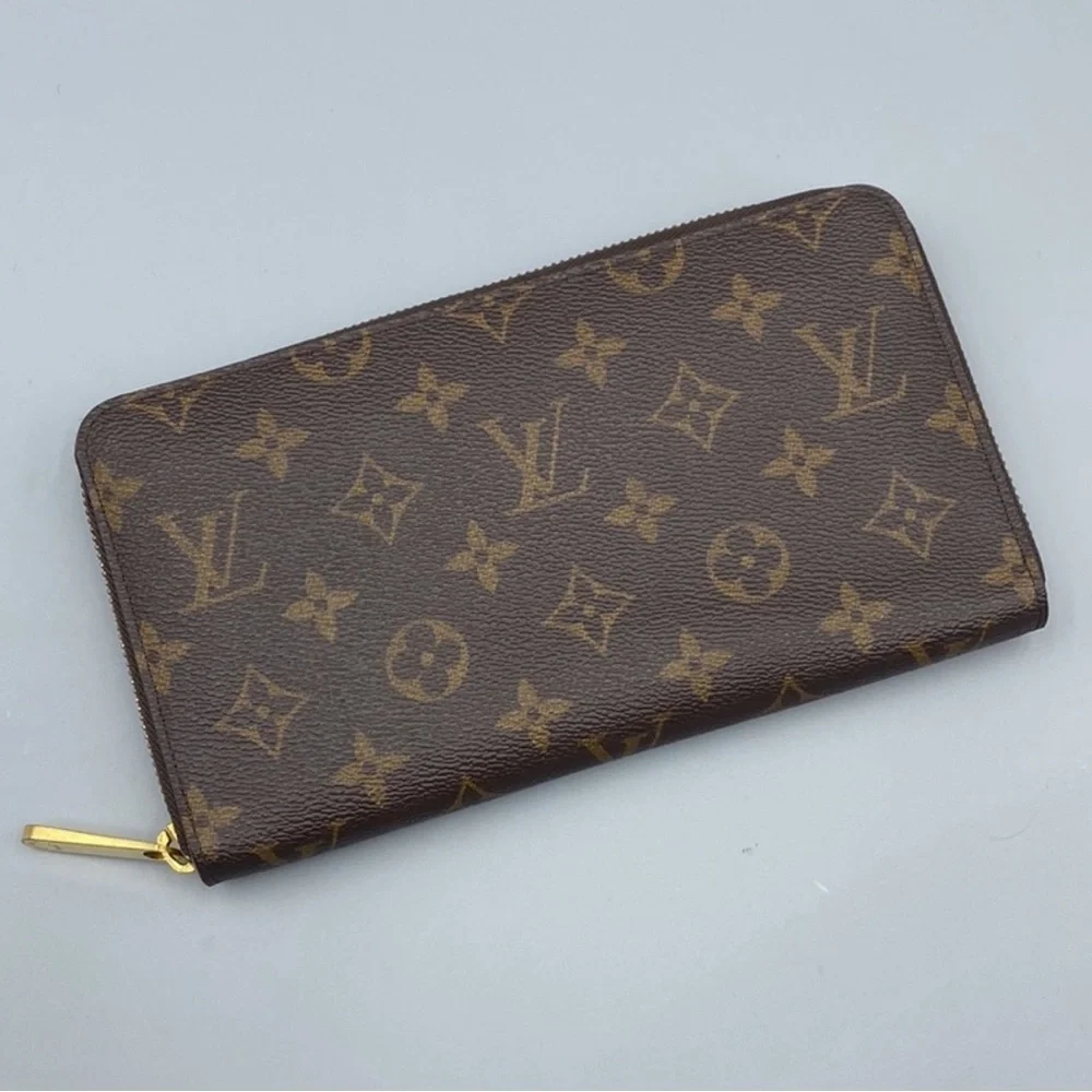 Louis Vuitton iconic zippy