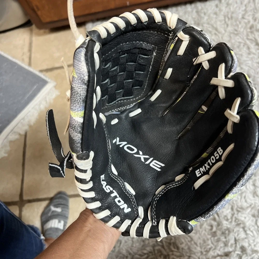 Easton | Moxie Youth Baseball Glove | Sizes‎ EMX105B REG