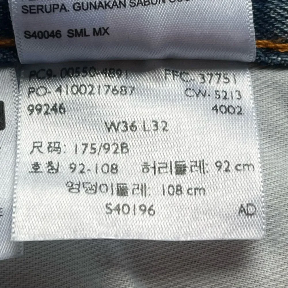 Levis excellent button