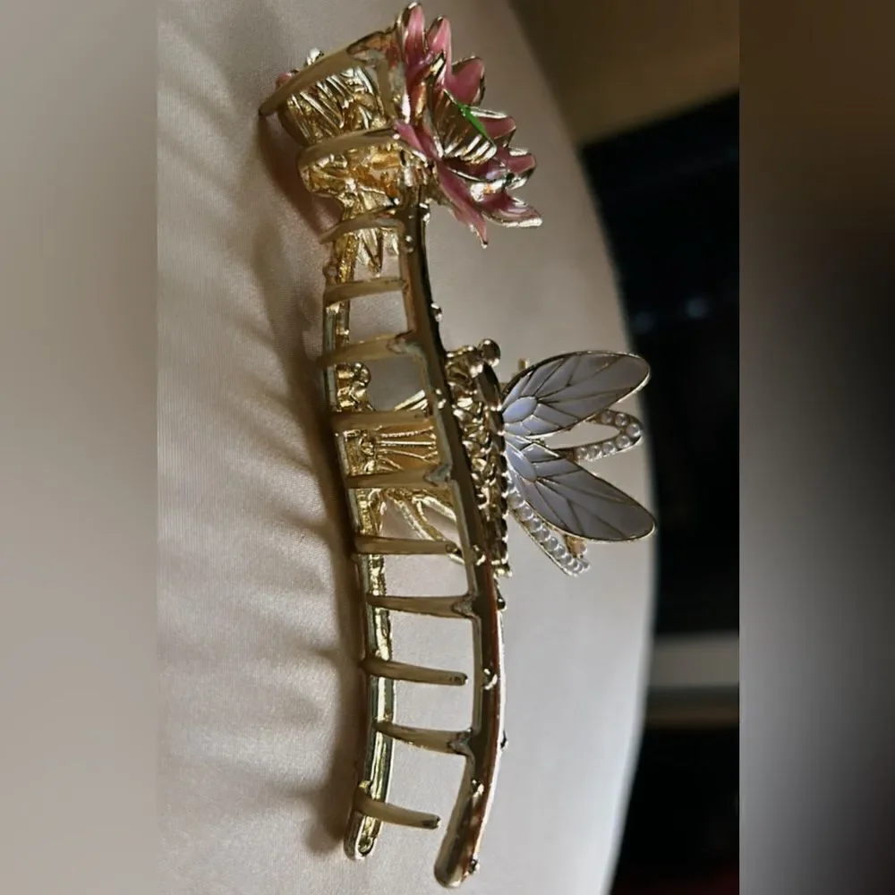 Free People clasps another **i