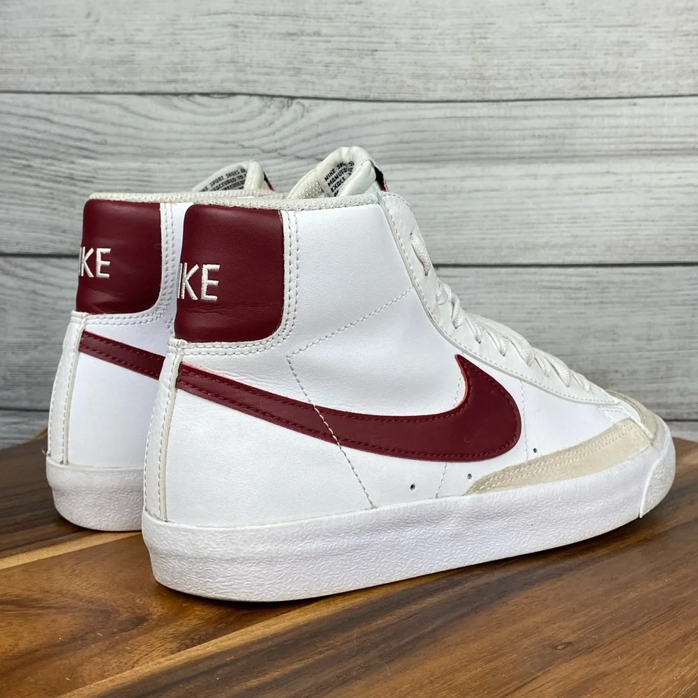 Nike sneaker same