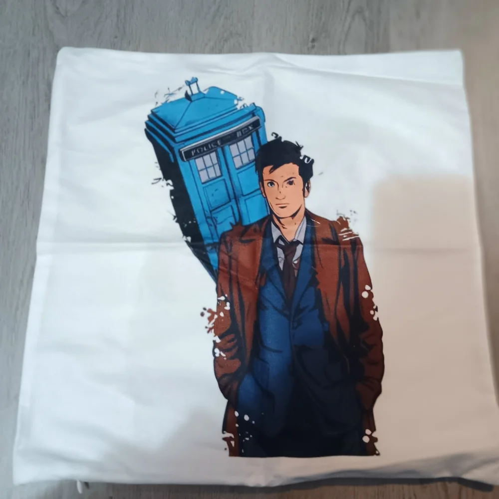 N/A white pillowcase