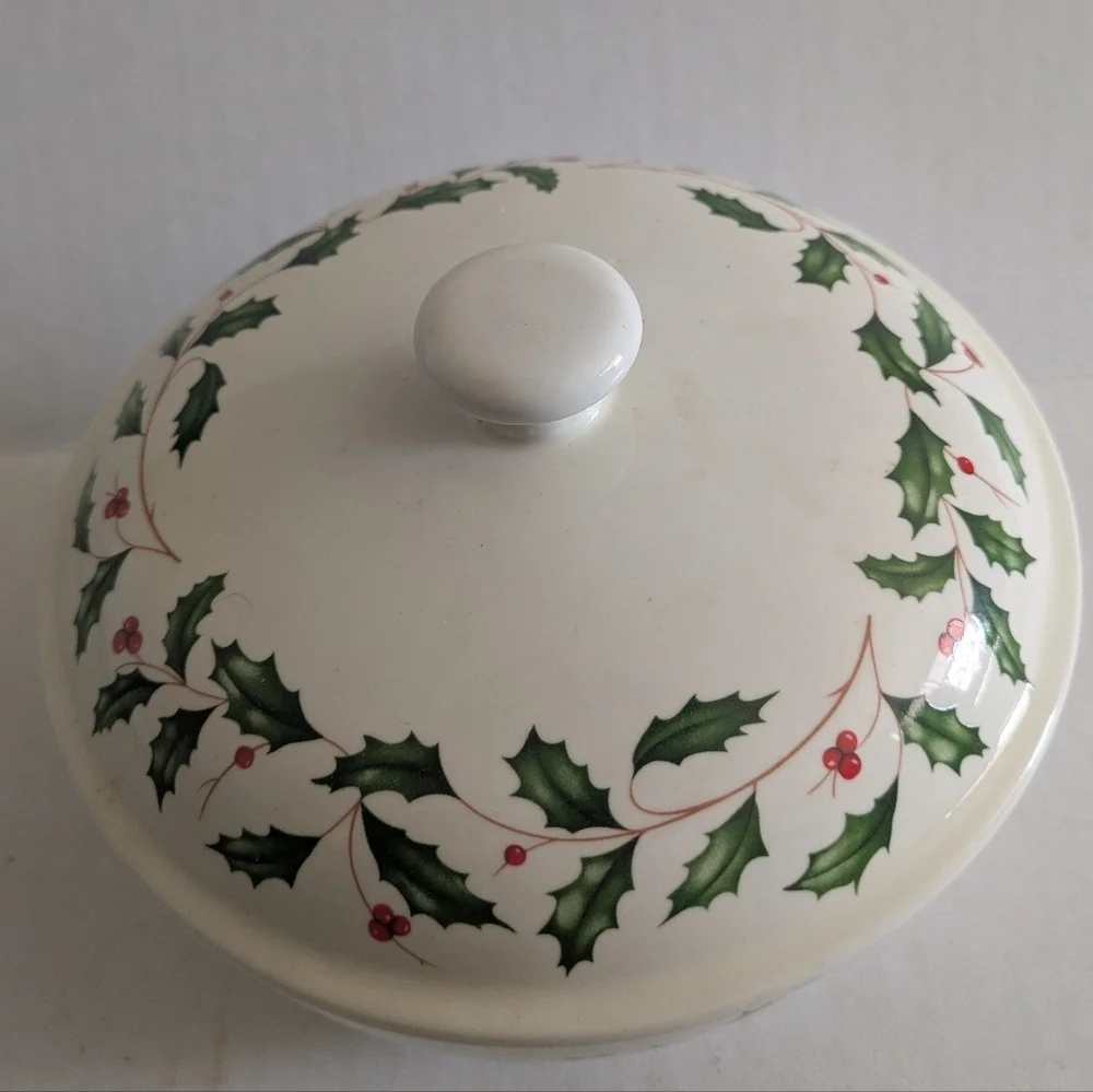 Lenox HOLIDAY Small Covered Casserole Dish. Great Condition