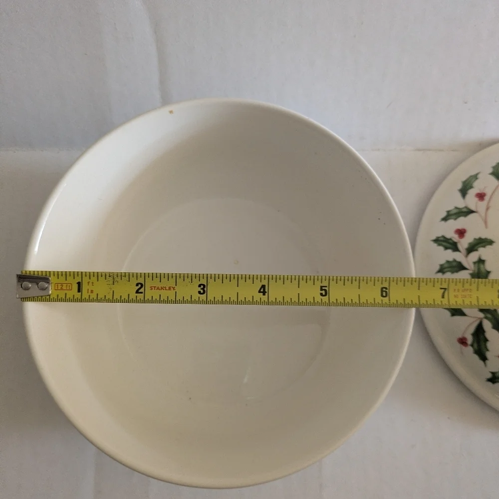 Lenox HOLIDAY Small Covered Casserole Dish. Great Condition