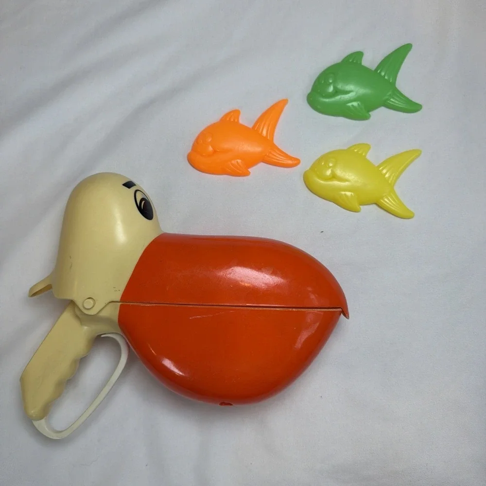 Vintage 1990 Hard Plastic Pelican With Fish Sheicore Bath Game‎