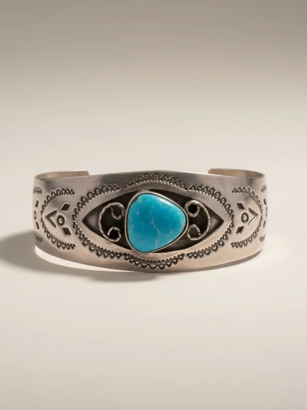 Vintage Navajo sterling 925 cuff bracelet featuring a central turquoise stone