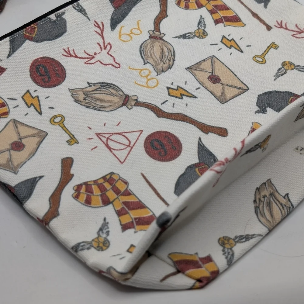 N/A white pouch