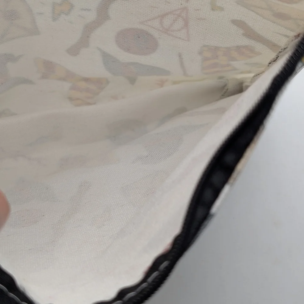 N/A white pouch