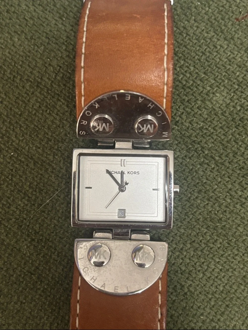 Michael Kors needs battery