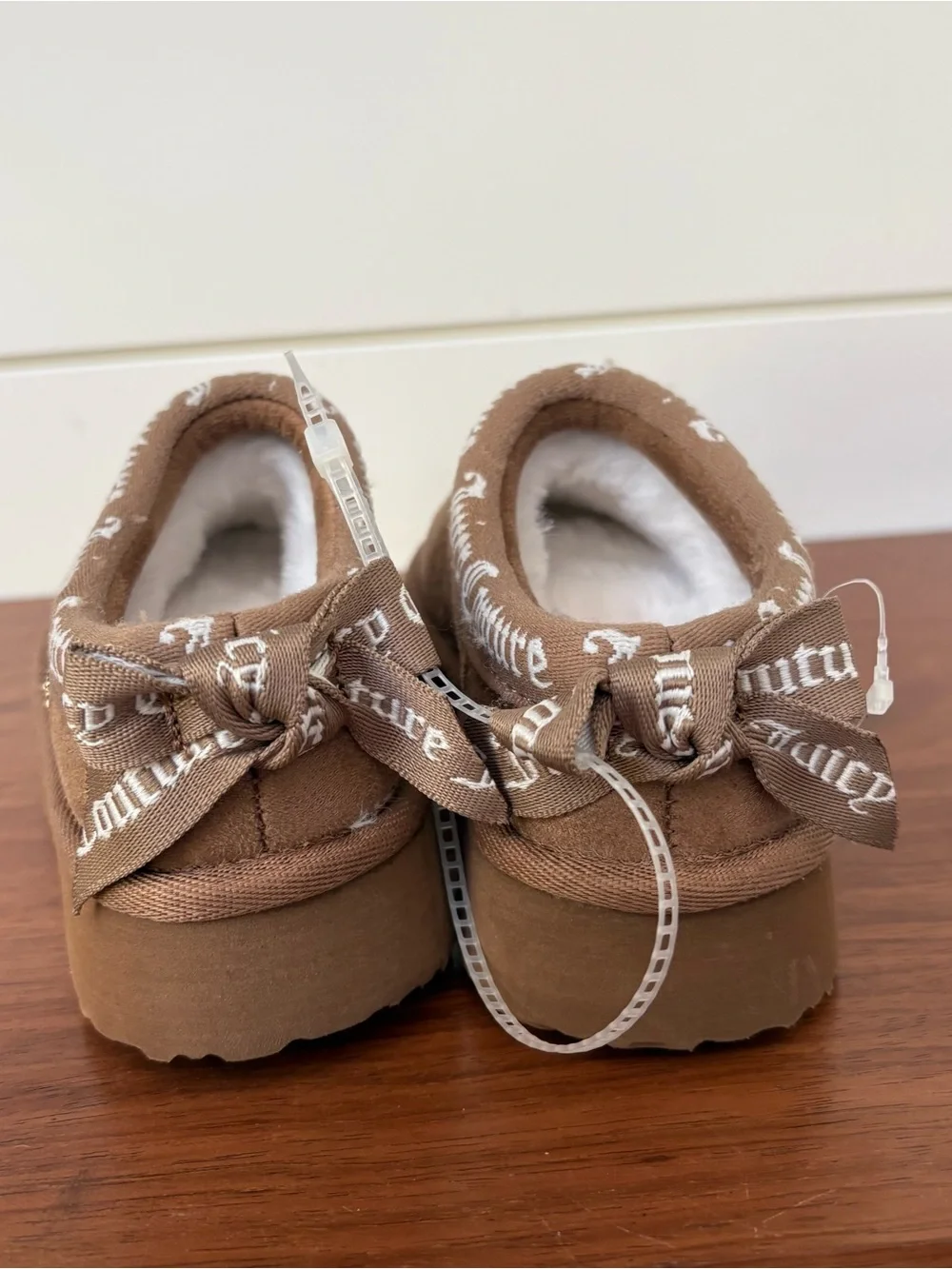 Juicy Couture casual slip