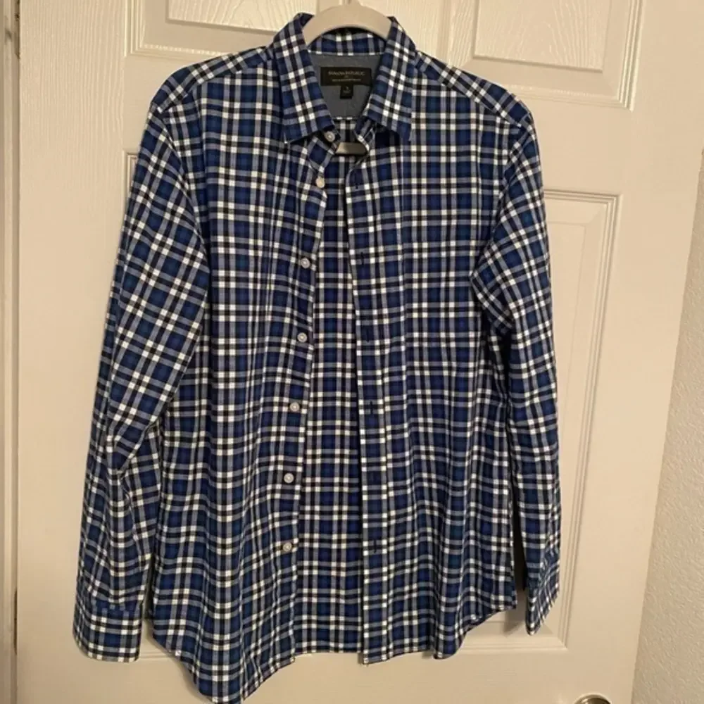 Men’s Banana Republic blue plaid shirt -Small‎