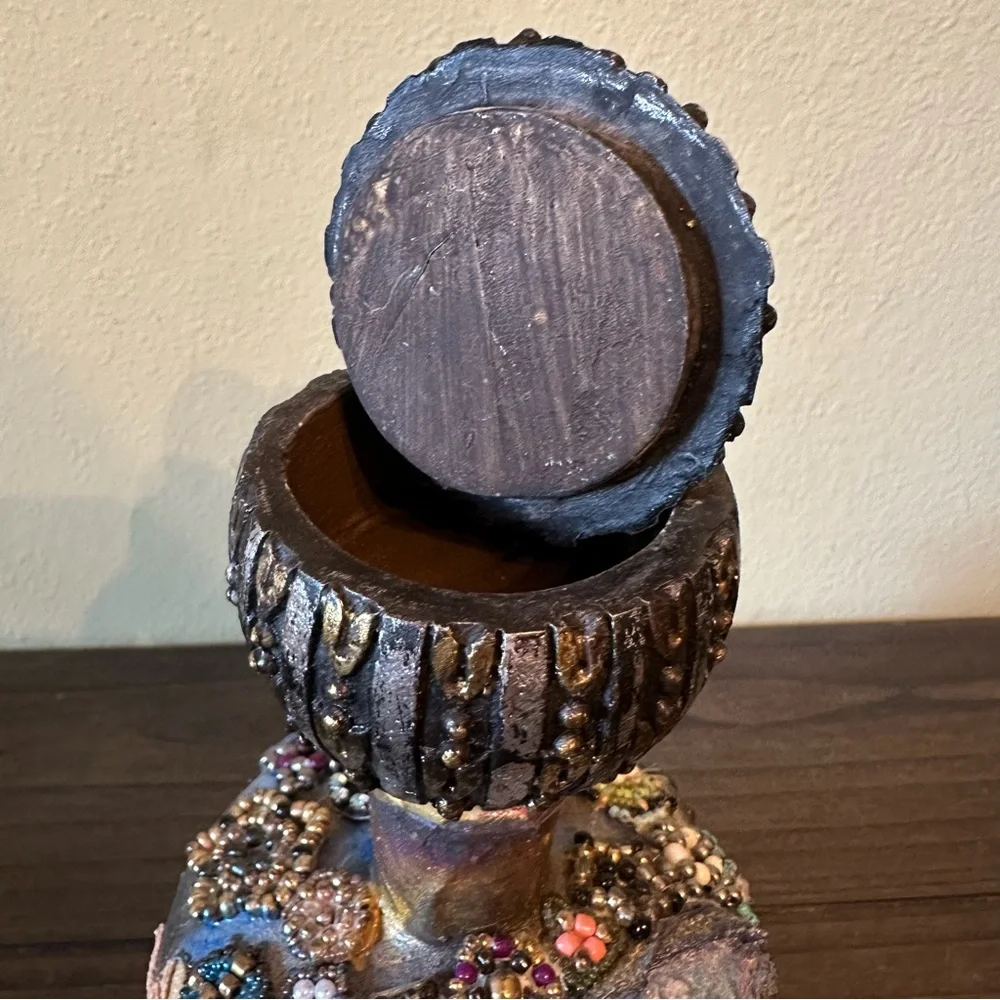 Vintage features dimensional