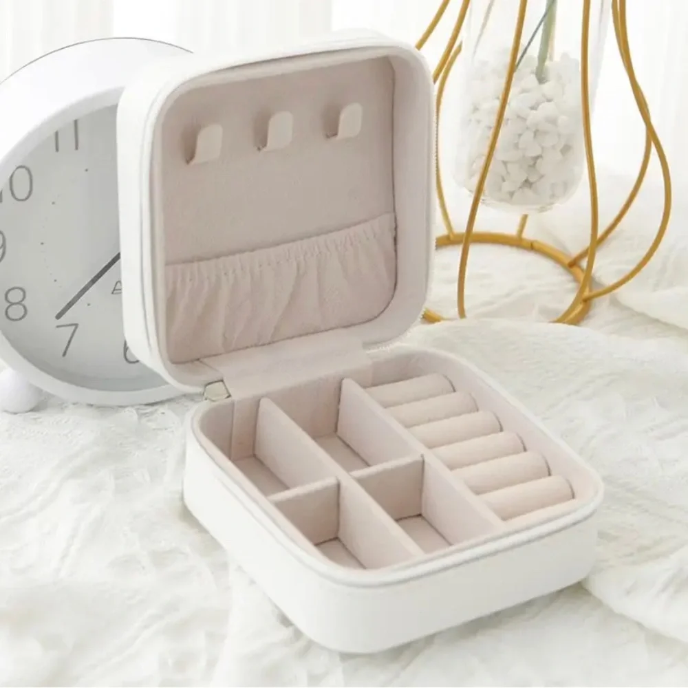 NWT travel jewelry box storage case for rings, earrings, necklaces vegan zipper