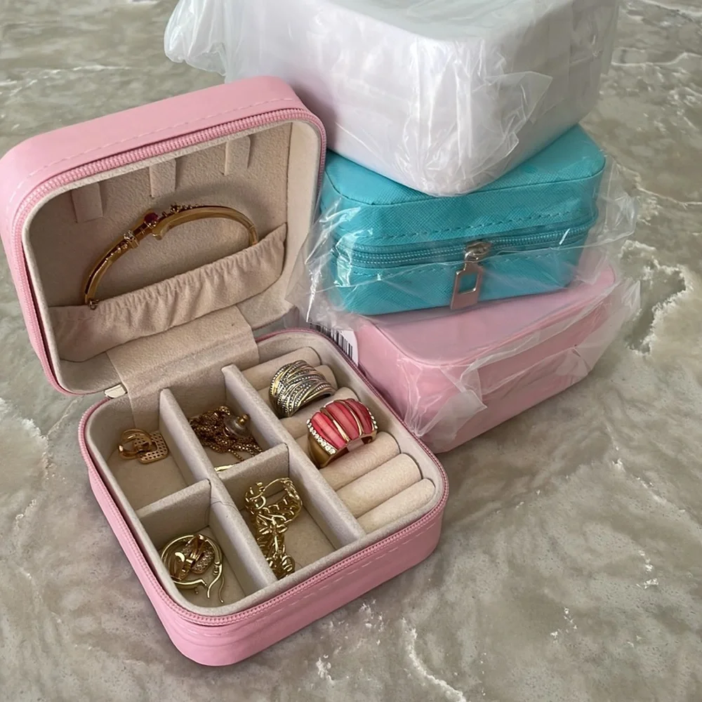 NWT travel jewelry box storage case for rings, earrings, necklaces vegan zipper