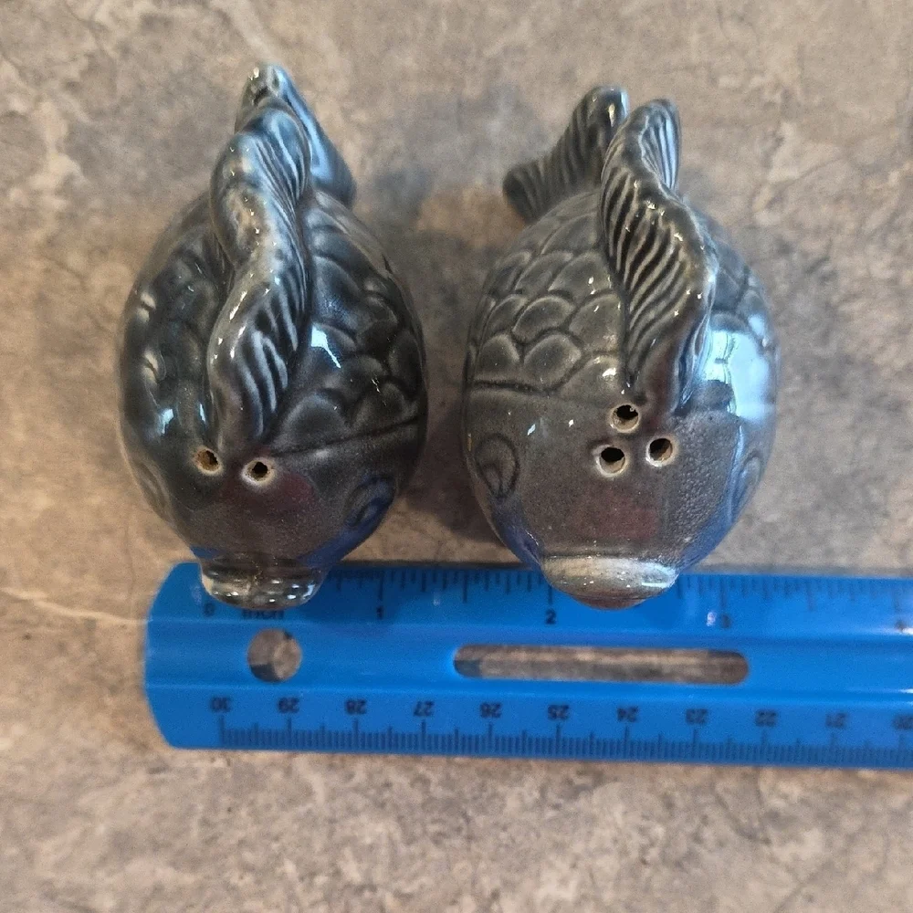 (J30) Gray Salt And Pepper Shaker Set