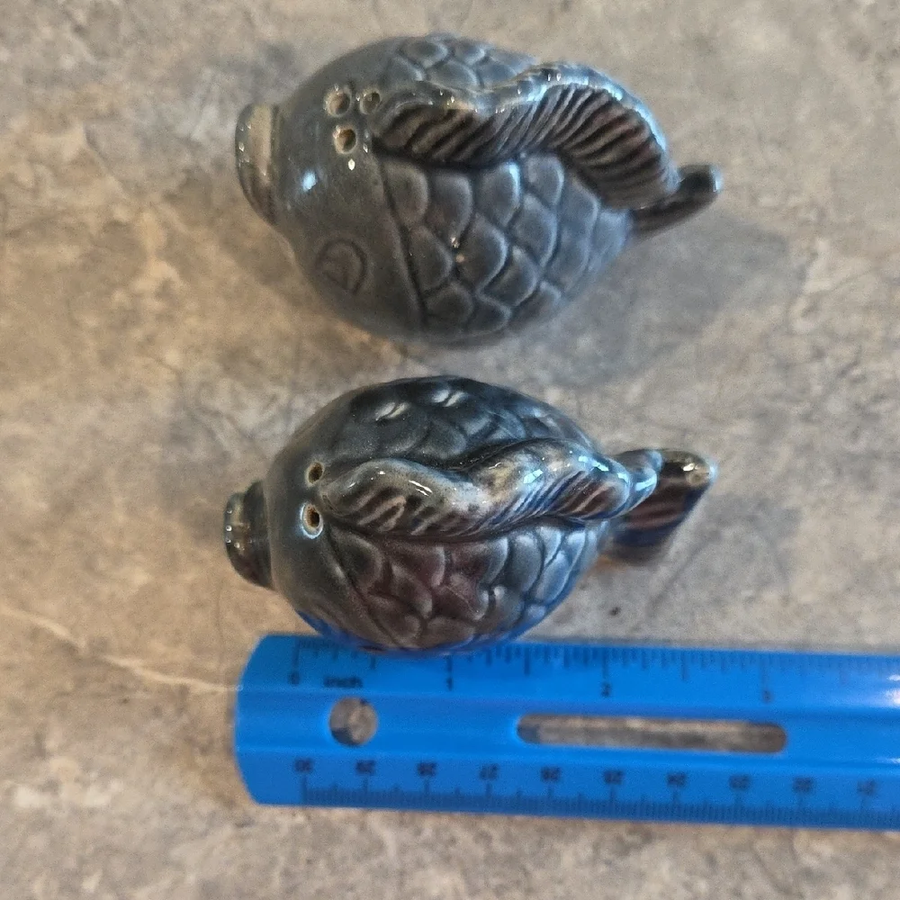 (J30) Gray Salt And Pepper Shaker Set