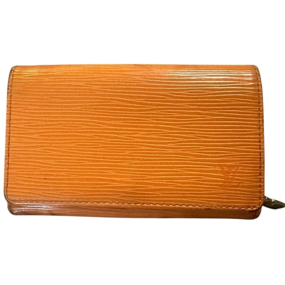 Authentic Louis Vuitton epi leather snap wallet. Orange.