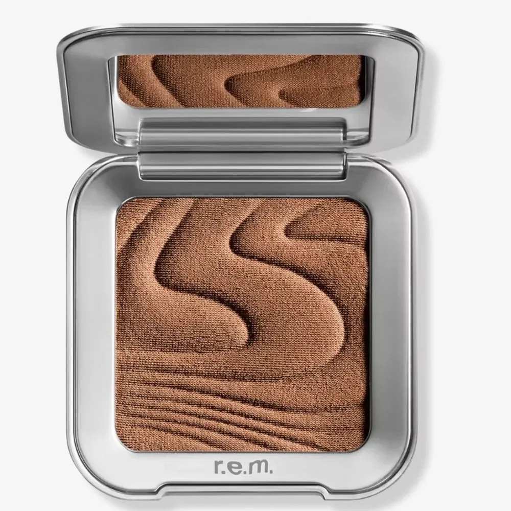 r.e.m. beauty Hypernova Satin Matte Bronzer Color Blazed
