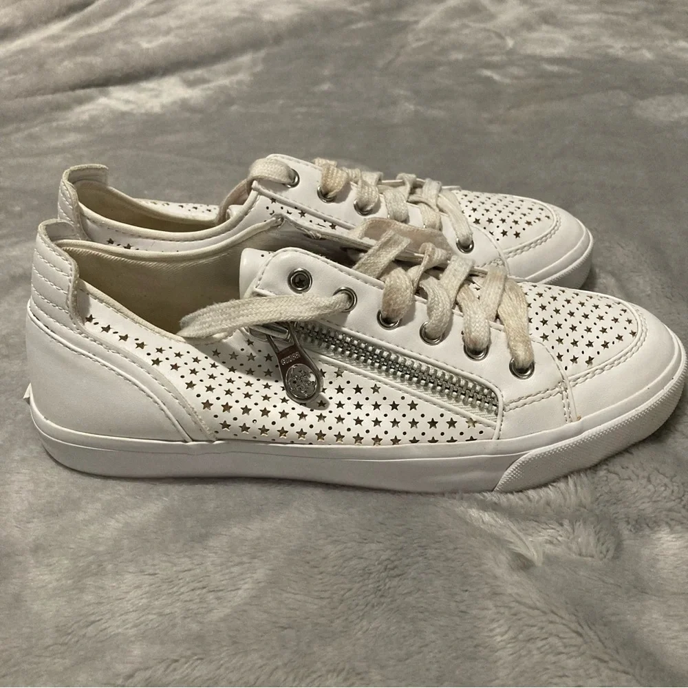 Guess Gianah White Star Perforated Lace Up Sneakers Chrome Zipper Size 7
