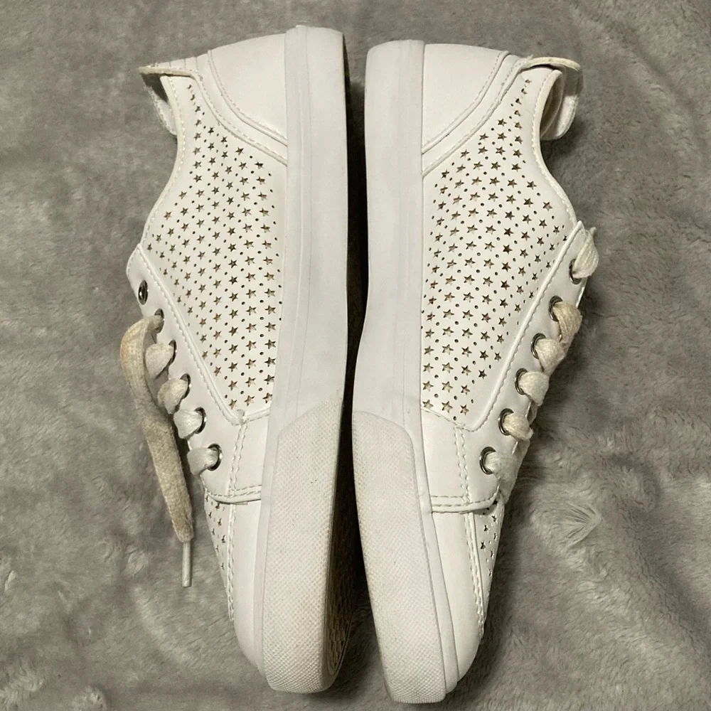 Guess Gianah White Star Perforated Lace Up Sneakers Chrome Zipper Size 7