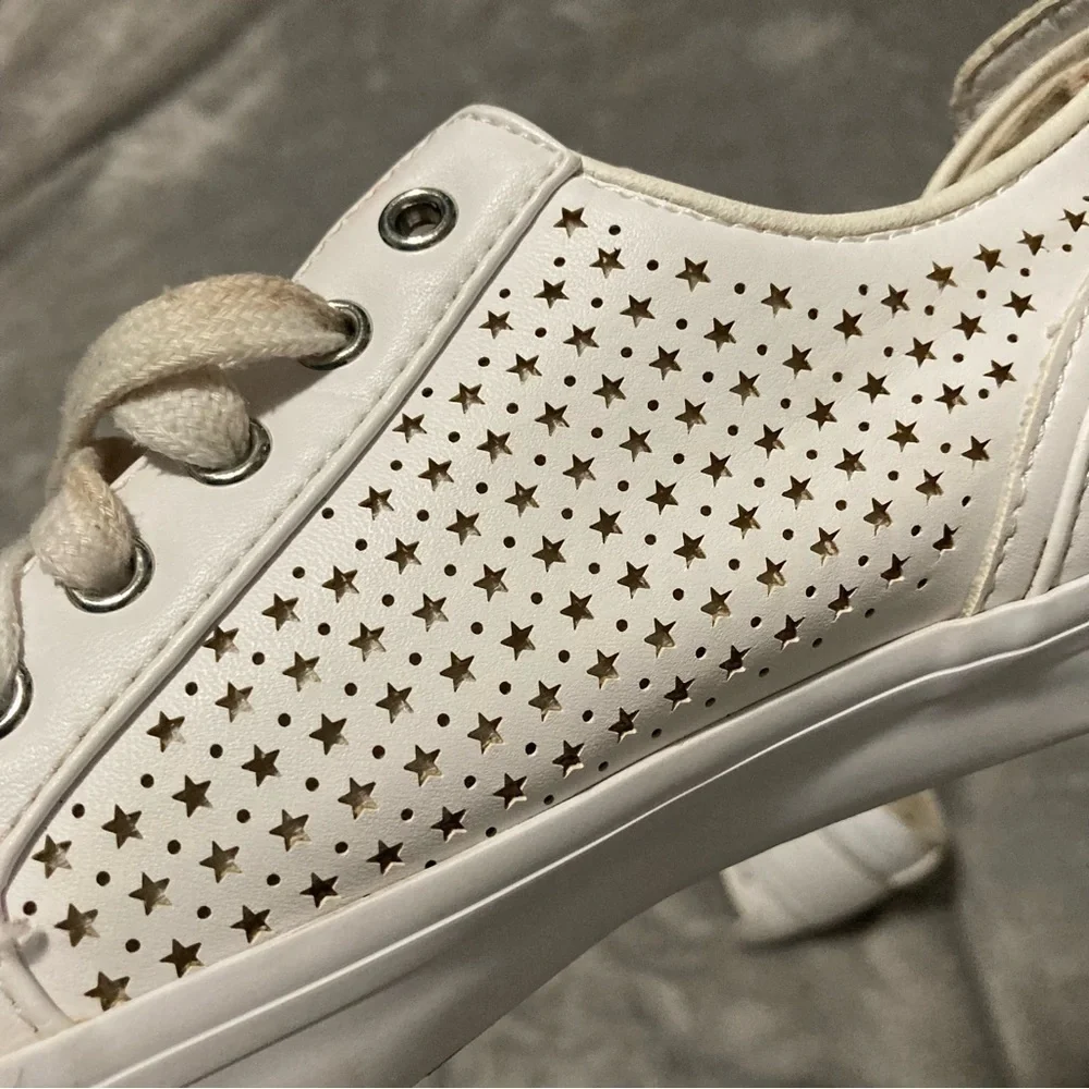 Guess Gianah White Star Perforated Lace Up Sneakers Chrome Zipper Size 7