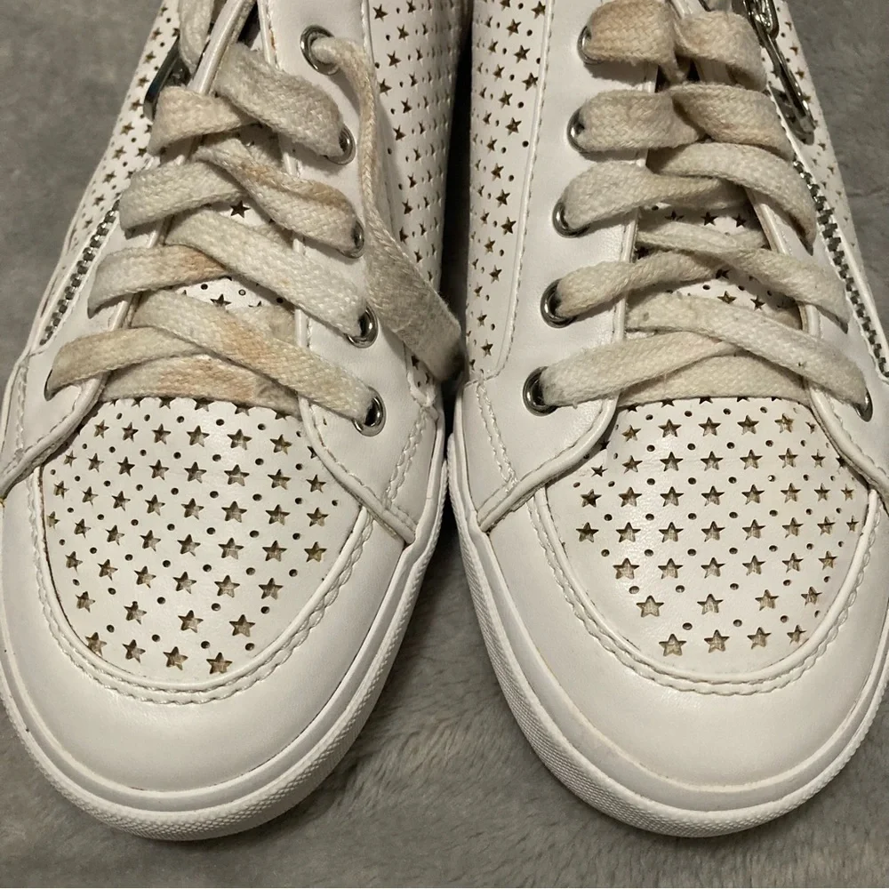 Guess Gianah White Star Perforated Lace Up Sneakers Chrome Zipper Size 7
