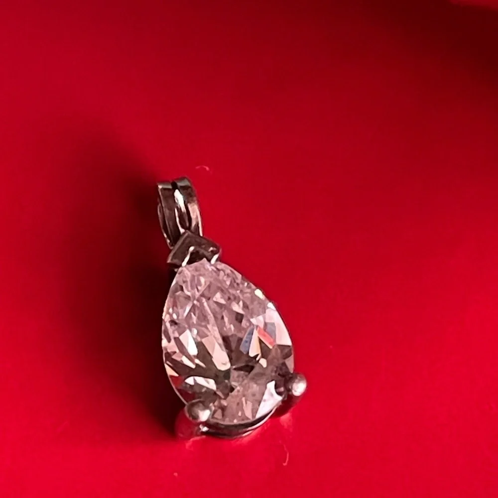 925 Sterling Silver this elegant