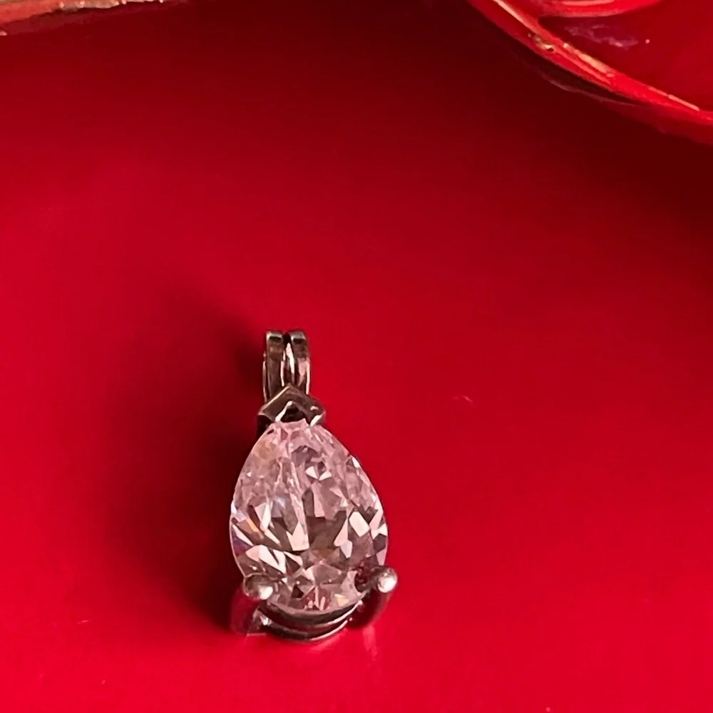 925 Sterling Silver this elegant