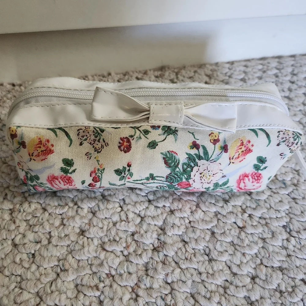 N/A floral cosmetic
