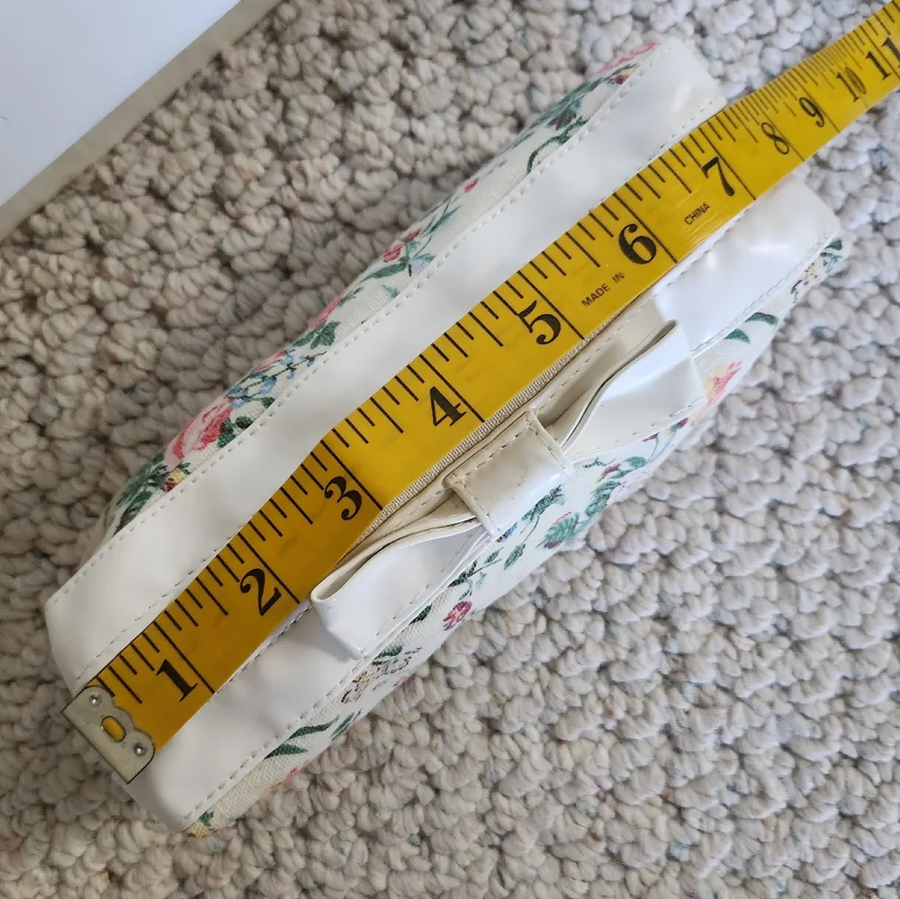 N/A floral cosmetic