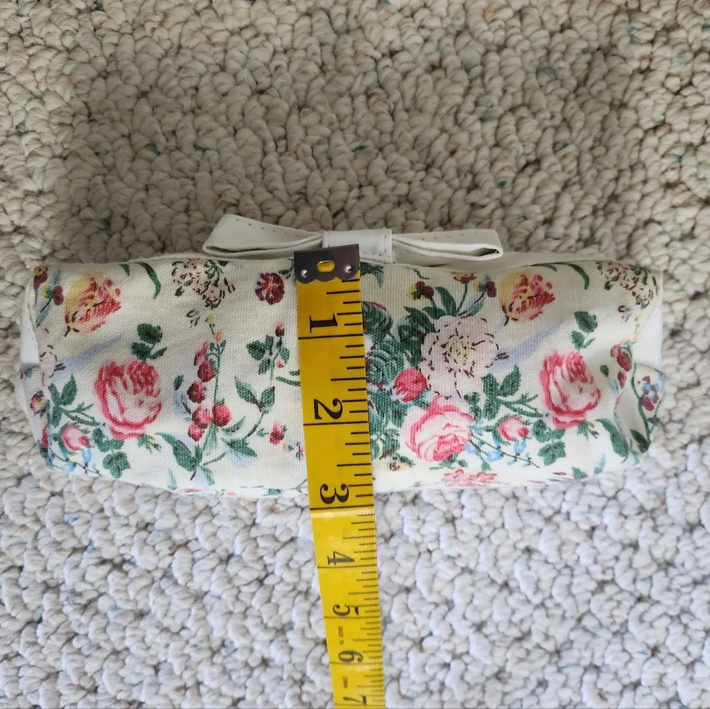 N/A floral cosmetic