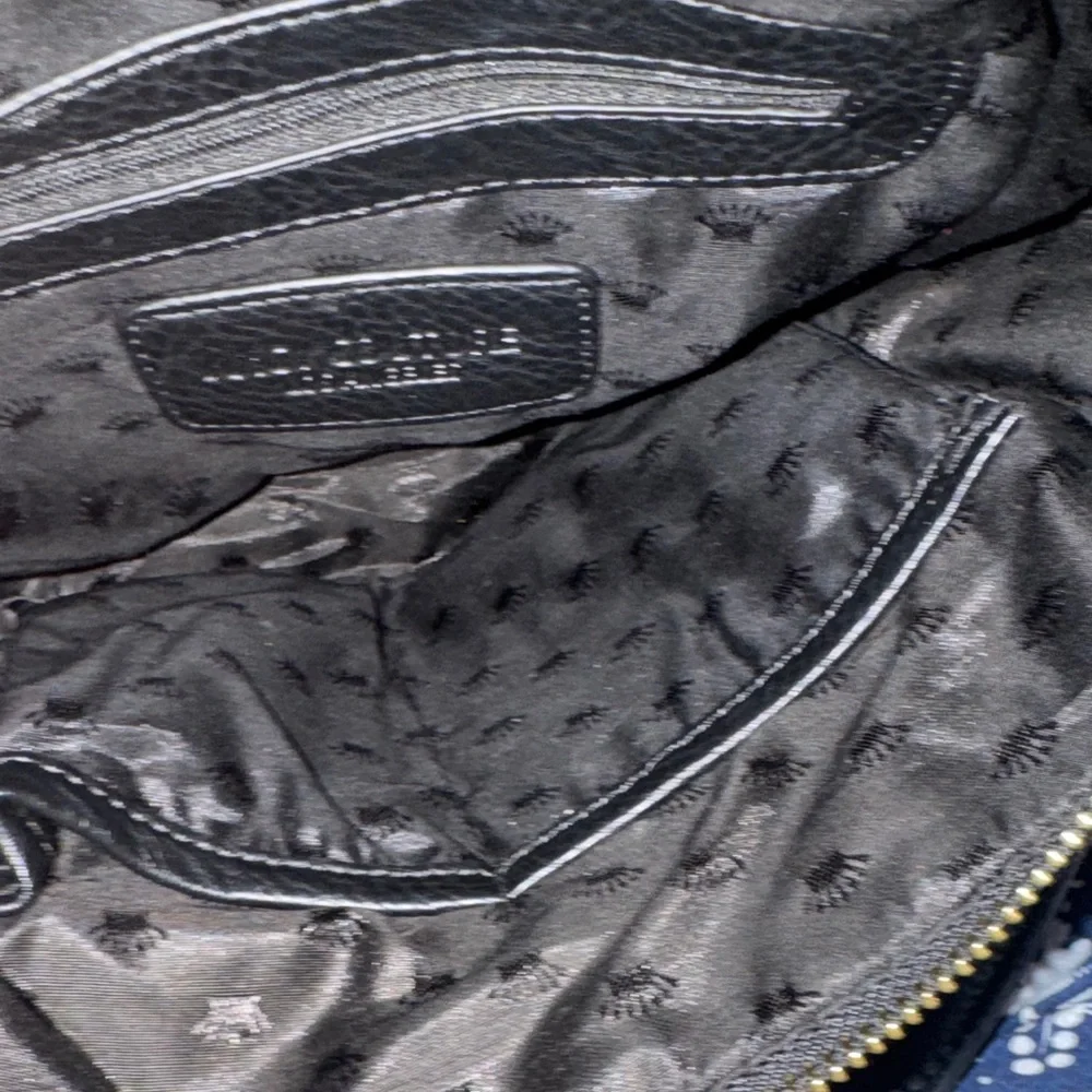 Juicy Couture features versatile design
