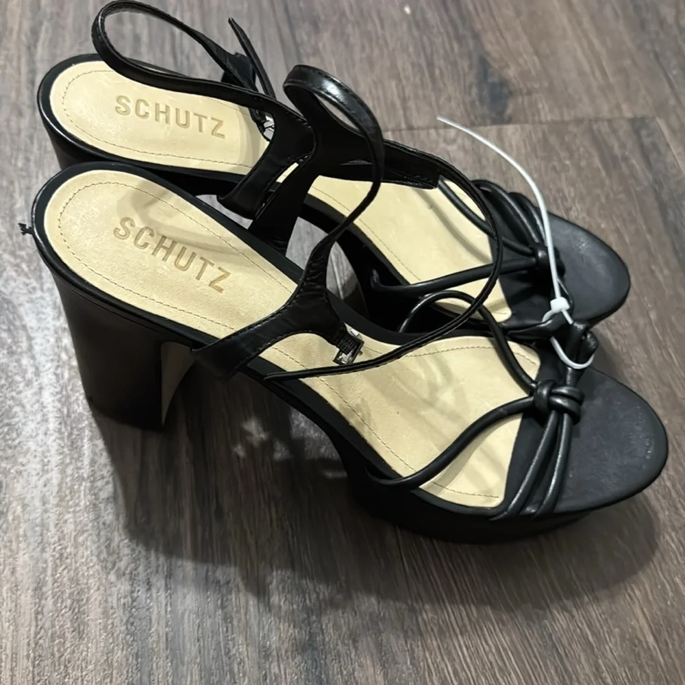 SCHUTZ by display