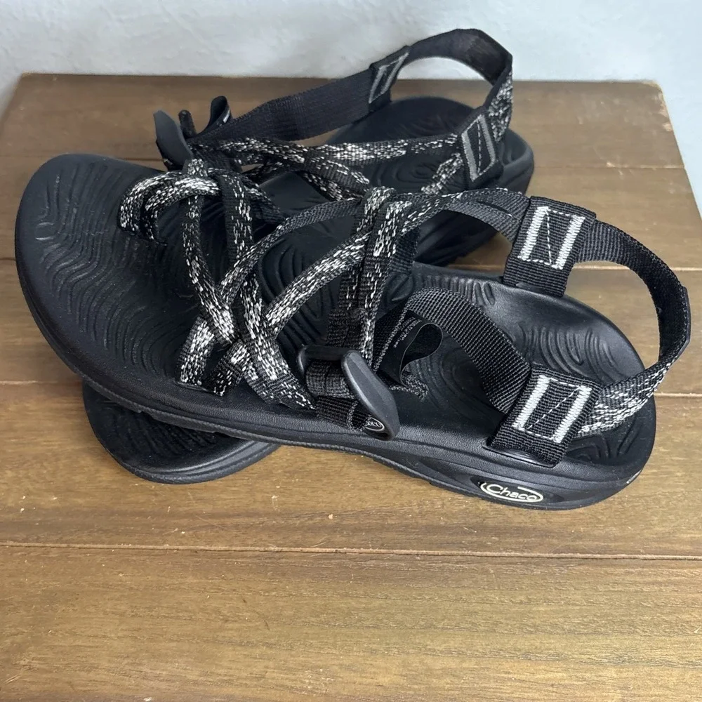 Chaco black white