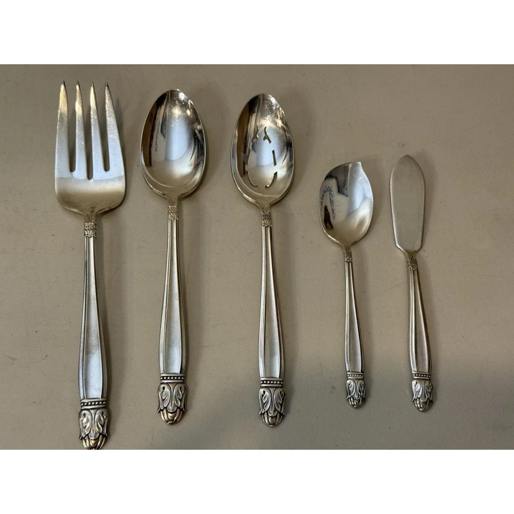 Holmes & Edwards motif serving dining