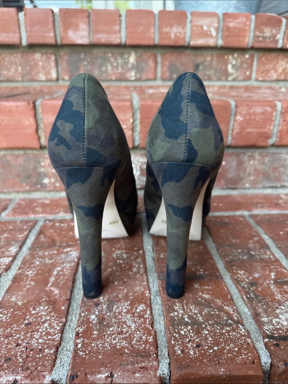 Jessica Simpson make bold