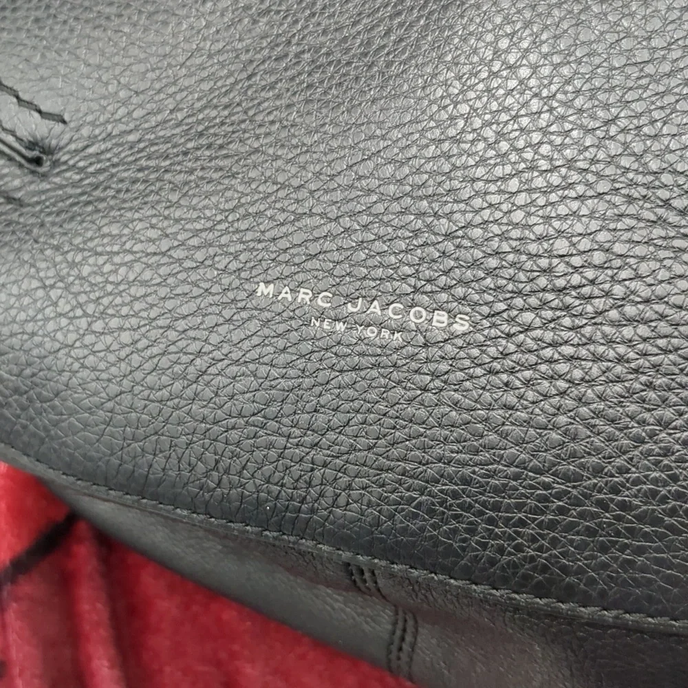 Marc Jacobs black pebble