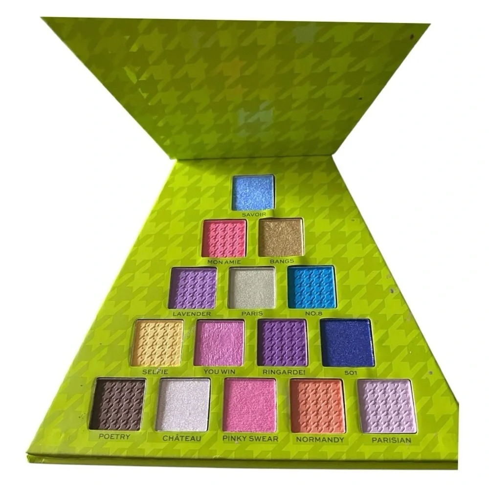 NWT-MAKEUP REVOLUTION-EMILY IN PARIS EYE SHADOW PALETTE