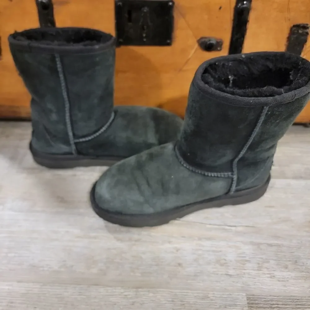 UGG Kids Classic II Boots black size 5 (Youth)
