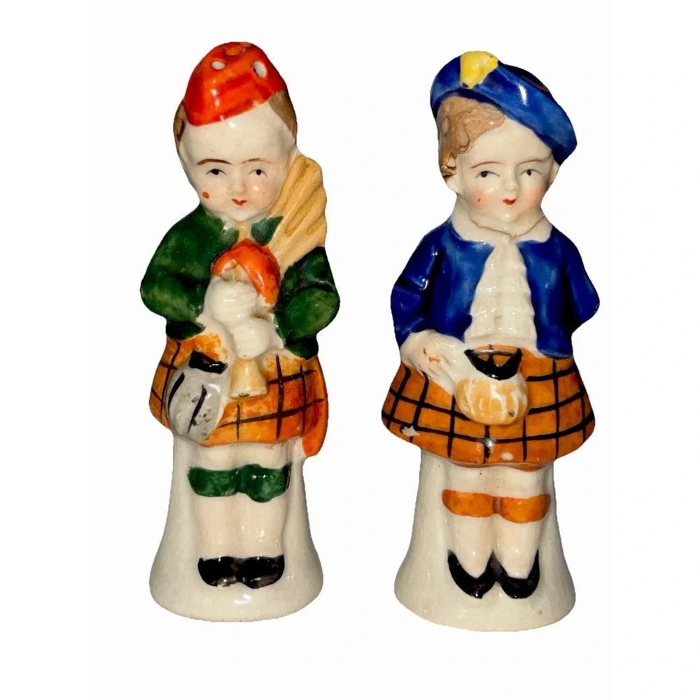Vtg SCOTTISH COUPLE w Bagpipes & Basket Porcelain Salt & Pepper Shaker Set Japan