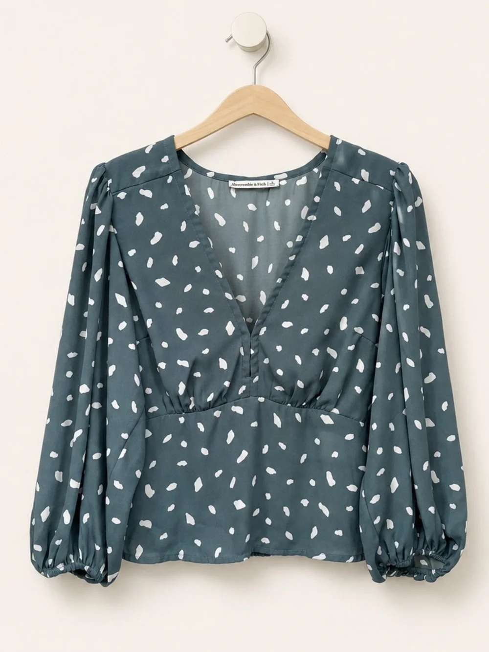 Abercrombie & Fitch sleeve pet puff
