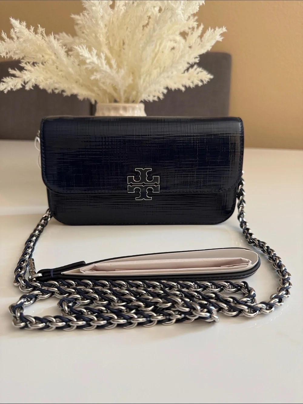 NWT , TORY BURCH BRITTEN TEXTURED PATENT CHAIN WALLET W. WRISTLET NAVY